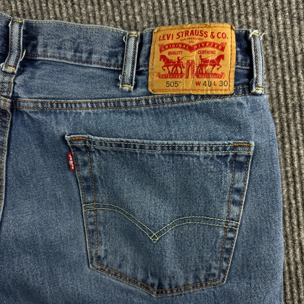 Levis 505 Regular Fit Straight Leg Jeans Mens 40x30 Medium Wash Blue Denim